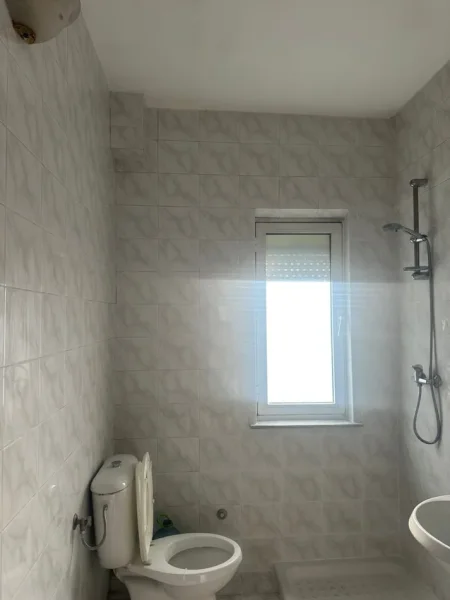 Tirane, jepet me qera apartament 2+1 Kati 4, 45 m² 400 € (Rruga Myslym Shyri)