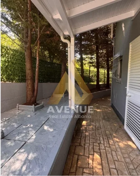 Tirane, jepet me qera apartament 2+1+Ballkon Kati 1, 140 m² 750 € (rruga Hamdi Garunja)