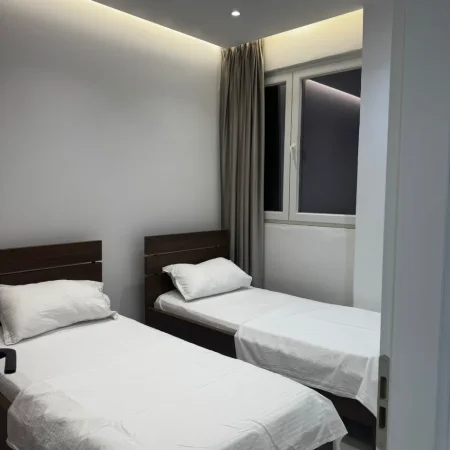 Tirane, jepet me qera apartament 1+1 Kati 1, 60 m² 500 € (Rruga 5 Maji)