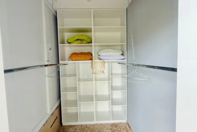 Tirane, jepet me qera apartament 2+1+Aneks+Ballkon Kati 4, 137 m² 1.200 € (Liqeni i Thate)