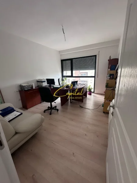 Tirane, jepet me qera ambjent biznesi Kati 6, 90 m² 770 € (STACIONI TRENIT)