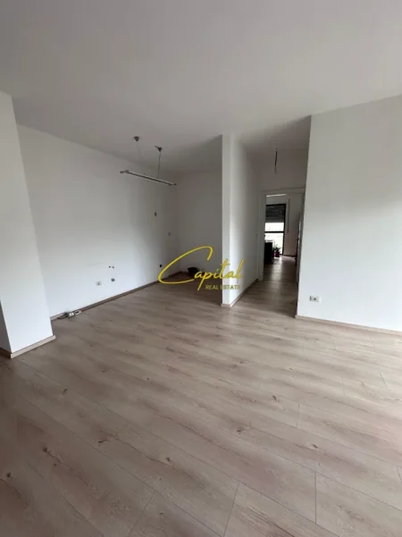 Tirane, jepet me qera ambjent biznesi Kati 6, 90 m² 770 € (STACIONI TRENIT)