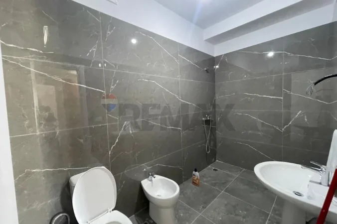 Tirane, jepet me qera apartament 2+1 Kati 3, 120 m² 550 € (Shkolla Bashkuar)