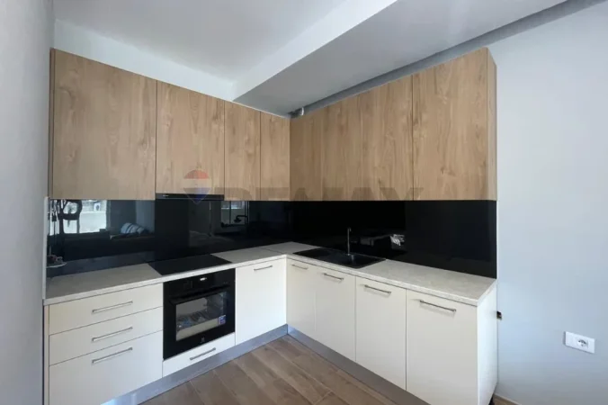 Tirane, jepet me qera apartament 2+1 Kati 3, 120 m² 550 € (Shkolla Bashkuar)