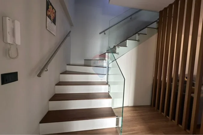 Tirane, jepet me qera apartament 3+1+Aneks+Ballkon , 120 m² 740 € (Rruga 5 Maji)