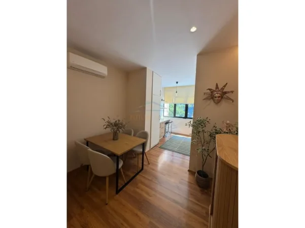 Tirane, jepet me qera apartament 2+1 Kati 1, 85 m² 1.150 € (Blloku)