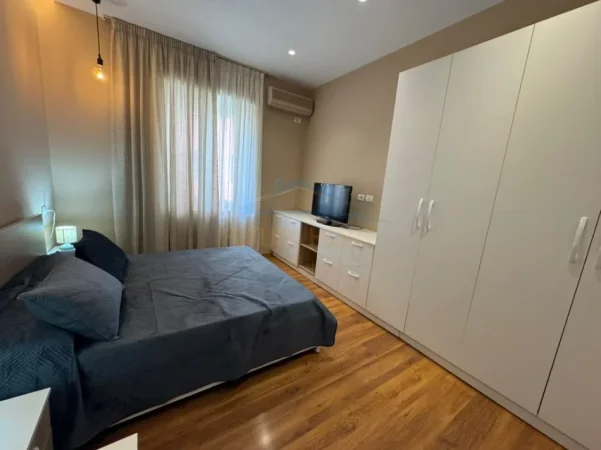 Tirane, jepet me qera apartament 2+1 Kati 1, 85 m² 1.150 € (Blloku)