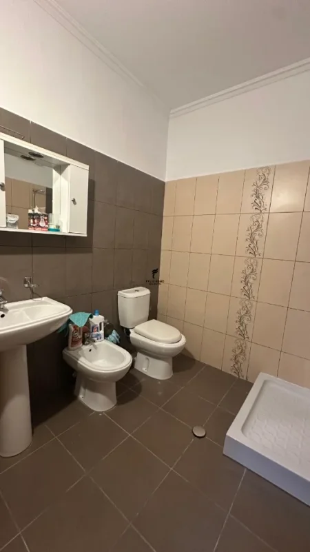 Tirane, jepet me qera apartament 2+1 Kati 5, 75 m² 800 € (SHESHI WILLSON)