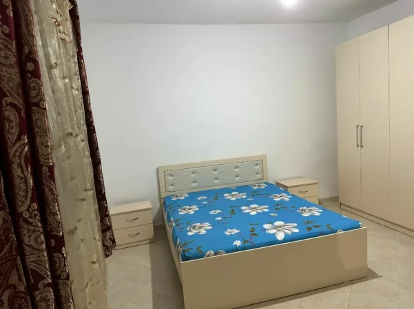Tirane, jepet me qera apartament 1+1 Kati 1, 350 € 