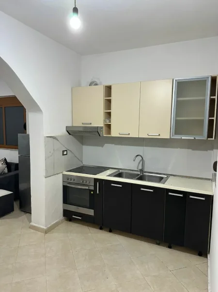 Tirane, jepet me qera apartament 1+1 Kati 1, 350 € 
