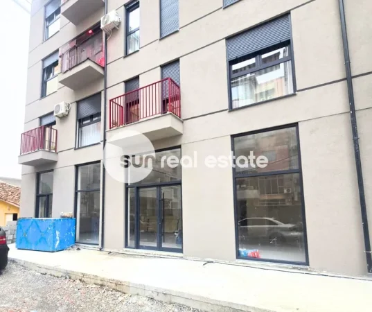 Shkoder, jepet me qera ambjent biznesi Kati 1, 290 m² 1.500 € (QENDER)