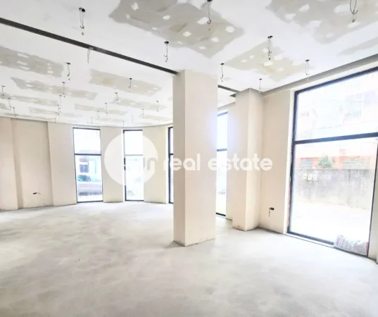 Shkoder, jepet me qera ambjent biznesi Kati 1, 290 m² 1.500 € (QENDER)