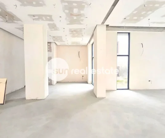 Shkoder, jepet me qera ambjent biznesi Kati 1, 290 m² 1.500 € (QENDER)