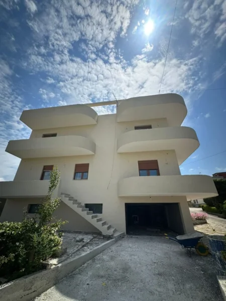 Durres, shitet apartament 2+1 Kati 3, 1.050 m² 600.000 € (Durres)