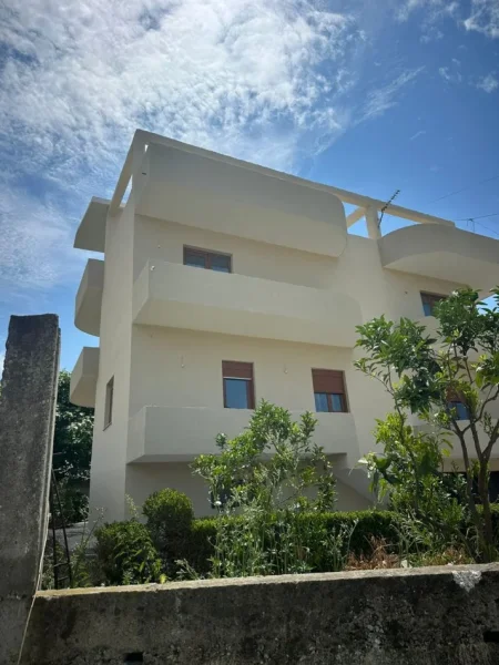 Durres, shitet apartament 2+1 Kati 3, 1.050 m² 600.000 € (Durres)