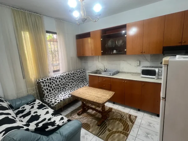 Tirane, jepet me qera apartament 1+1 Kati 1, 50 m² 300 € 