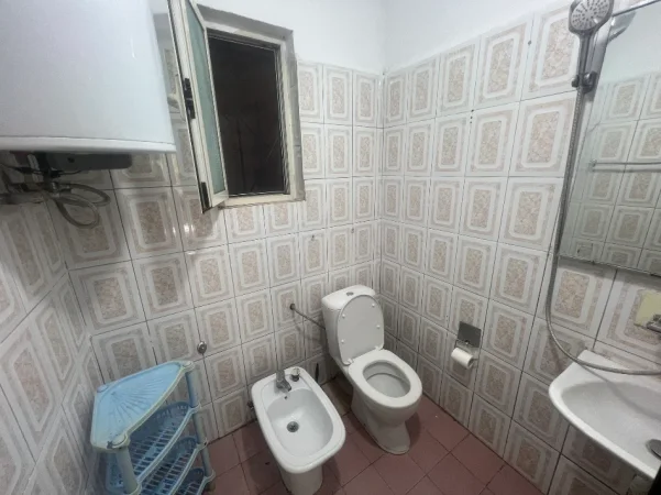 Tirane, jepet me qera apartament 1+1 Kati 1, 50 m² 300 € 