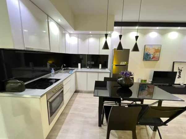Tirane, jepet me qera apartament 1+1+Ballkon Kati 4, 80 m² 740 € (rruga e kavajes)