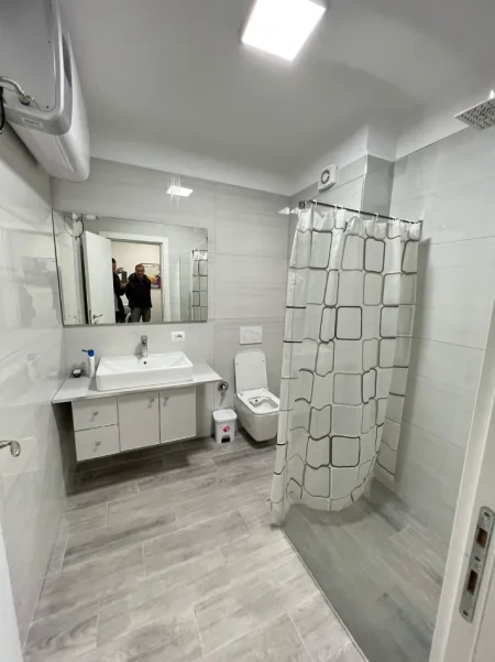 Tirane, jepet me qera apartament 1+1+Ballkon Kati 4, 80 m² 740 € (rruga e kavajes)