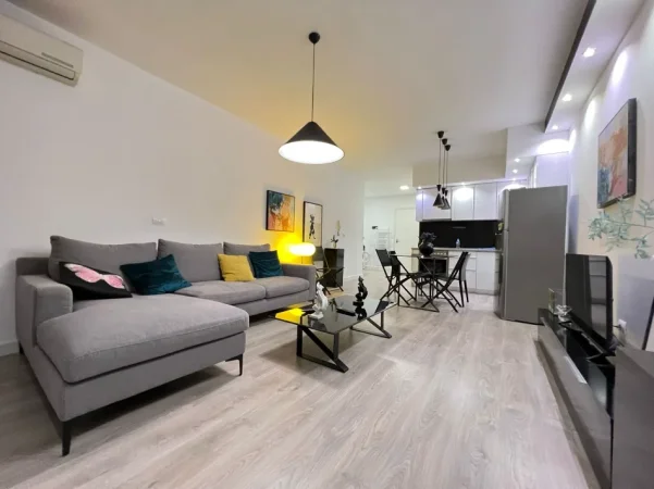 Tirane, jepet me qera apartament 1+1+Ballkon Kati 4, 80 m² 740 € (rruga e kavajes)