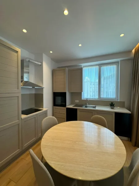 Tirane, jepet me qera apartament 1+1+Ballkon Kati 2, 75 m² 1.100 € (Komuna e Parisit)