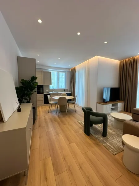 Tirane, jepet me qera apartament 1+1+Ballkon Kati 2, 75 m² 1.100 € (Komuna e Parisit)