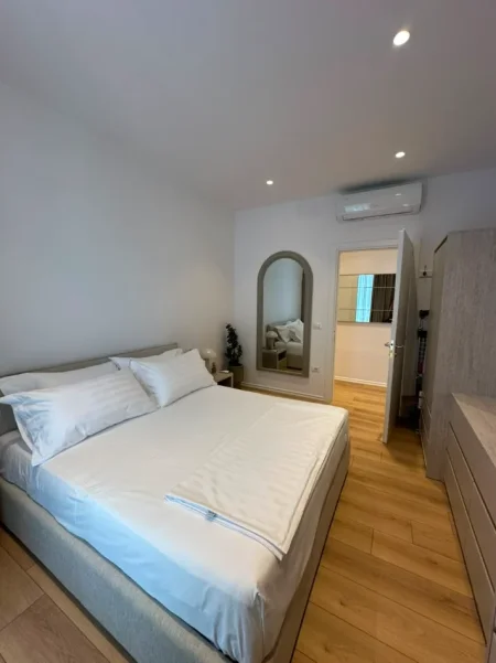 Tirane, jepet me qera apartament 1+1+Ballkon Kati 2, 75 m² 1.100 € (Komuna e Parisit)