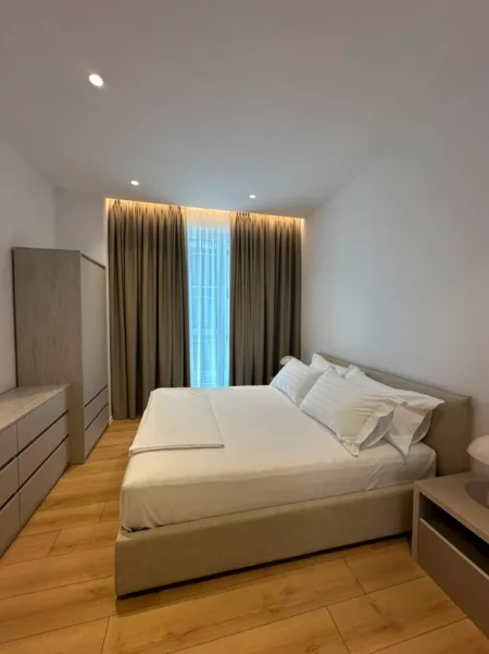 Tirane, jepet me qera apartament 1+1+Ballkon Kati 2, 75 m² 1.100 € (Komuna e Parisit)