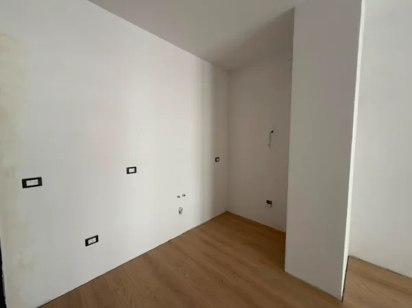 Tirane, shitet apartament 1+1 Kati 5, 57 m² 77.000 € (univers city)
