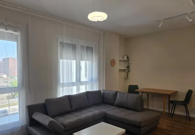 Tirane, jepet me qera apartament 1+1 Kati 3, 65 m² 530 € (Rruga 5 Maji)