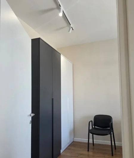 Tirane, jepet me qera apartament 1+1 Kati 3, 65 m² 530 € (Rruga 5 Maji)