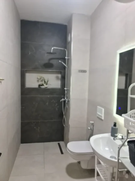 Tirane, jepet me qera apartament 1+1 Kati 8, 61 m² 550 € (5 Maji)