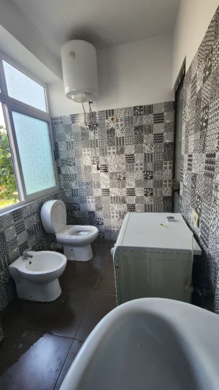 Tirane, jepet me qera garsonier 1+1 Kati 0, 40 m² 250 € (Ish Dogana)
