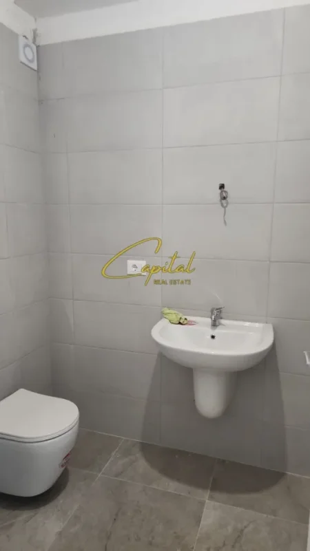Tirane, jepet me qera ambjent biznesi Kati 2, 97 m² 1.300 € (MYSLYM SHYRI)