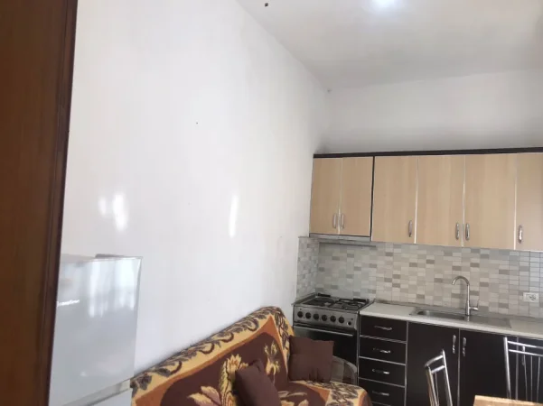 Tirane, jepet me qera apartament 1+1 Kati 0, 48 m² 300 € (ne rrugen Pandi Stillu Tirane.)