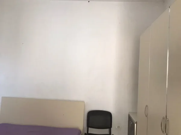 Tirane, jepet me qera apartament 1+1 Kati 0, 48 m² 300 € (ne rrugen Pandi Stillu Tirane.)
