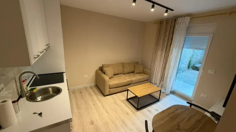 Tirane, jepet me qera apartament 1+1 Kati 1, 80 m² (OXHAKU(530581012-31))