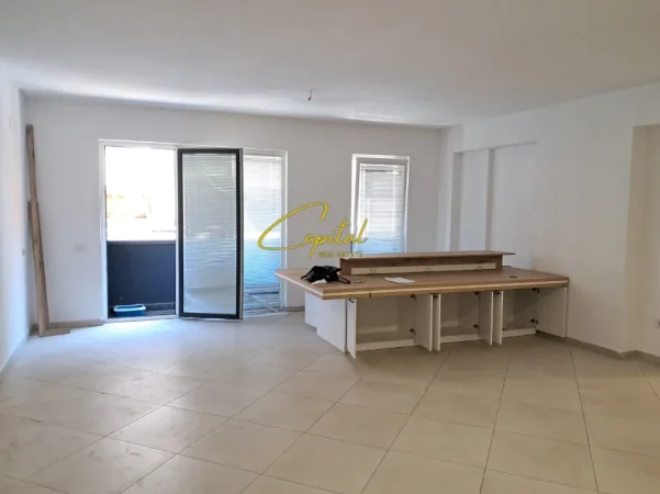 Tirane, jepet me qera zyre Kati 1, 93 m² 700 € (MINE PEZA)