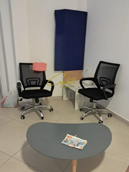 Tirane, jepet me qera zyre Kati 1, 93 m² 700 € (MINE PEZA)