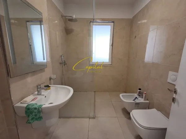 Tirane, jepet me qera zyre Kati 1, 93 m² 700 € (MINE PEZA)