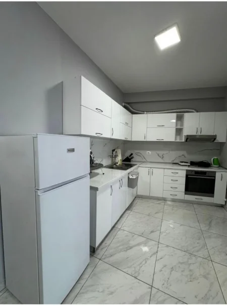Tirane, jepet me qera apartament 1+1 Kati 7, 50 m² 800 € (KOMUNA E PARISIT)