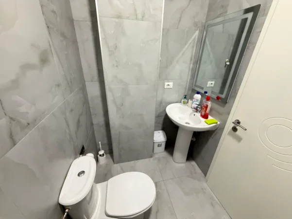 Tirane, jepet me qera apartament 2+1 Kati 8, 100 m² 740 € (selvia)