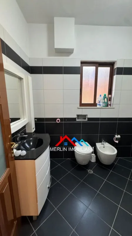 Shqiperi, jepet me qera apartament 2+1+Ballkon Kati 3, 145 m² 525 € (RRUGA NJAZI MEKA,ALLIAS)