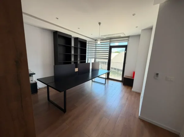 Tirane, jepet me qera zyre Kati 2, 1.420 € (rruga e kosovareve)