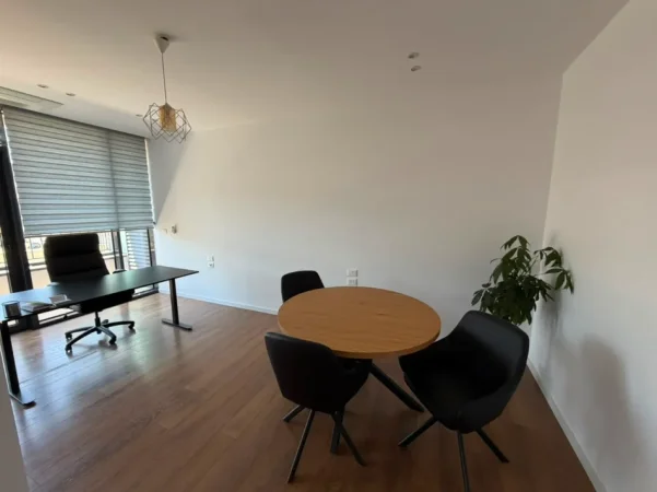Tirane, jepet me qera zyre Kati 2, 1.420 € (rruga e kosovareve)