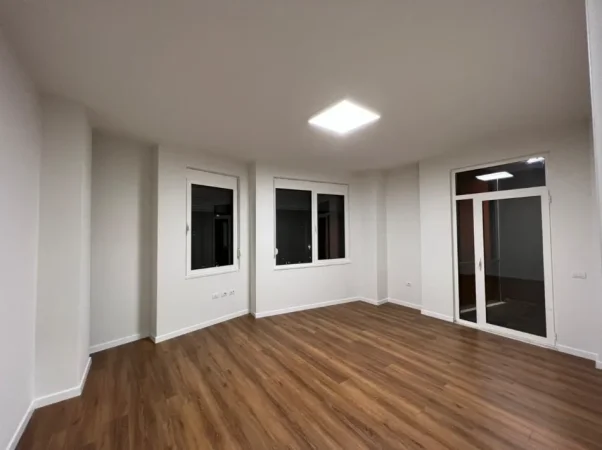 Tirane, jepet me qera zyre Kati 8, 135 m² 1.500 € (RR. George W. Bush)