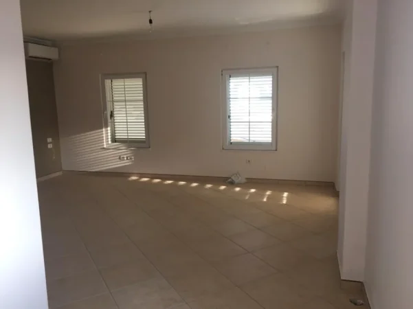 Tirane, jepet me qera Vile Vile 3 Katshe Kati 4, 670 m² 3.000 € (Akacia Hills)