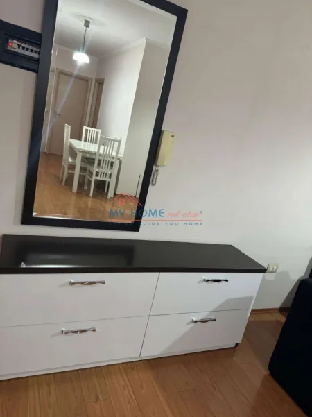 Tirane, jepet me qera apartament 1+1+Ballkon Kati 6, 70 m² 600 € (Rruga Frosina Plaku)