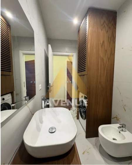 Tirane, jepet me qera apartament 2+1+Ballkon Kati 4, 95 m² 800 € (RrugaTelo Ndini)