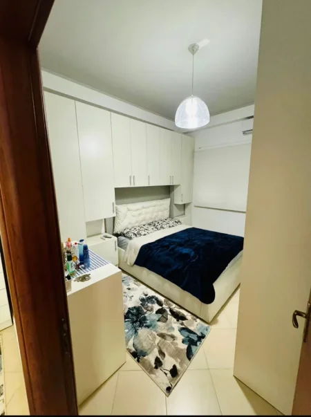 Tirane, jepet me qera apartament 1+1+Ballkon Kati 1, 65 m² 650 € (KODRA E DIELLIT)